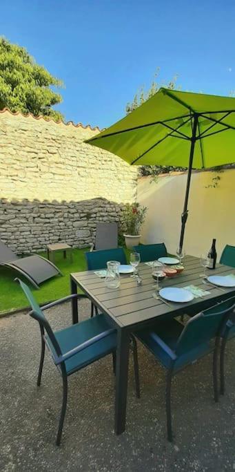 Délicieux moment de détente au coeur de Saint Martin de Ré Extérieur photo