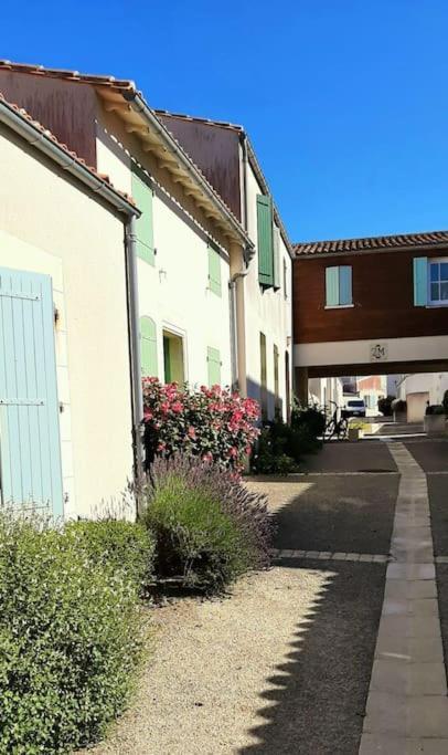 Délicieux moment de détente au coeur de Saint Martin de Ré Extérieur photo